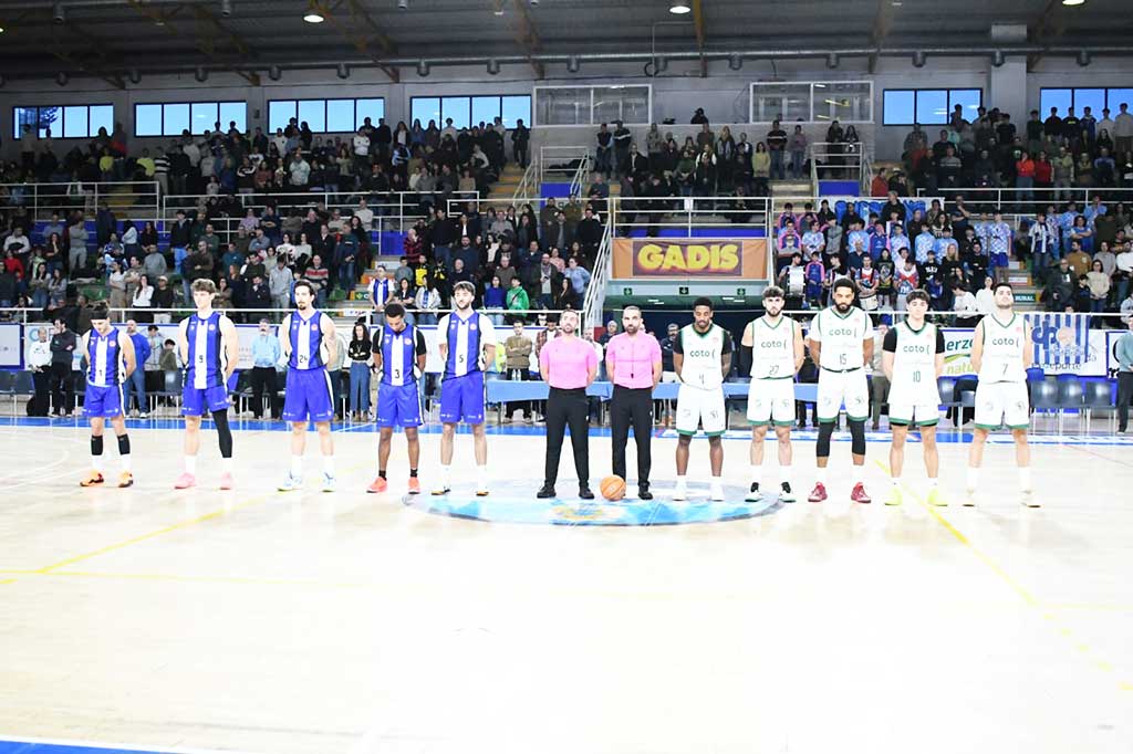 Jugadores de baloncesto guardando un minuto de silencio en homenaje a Urbano González