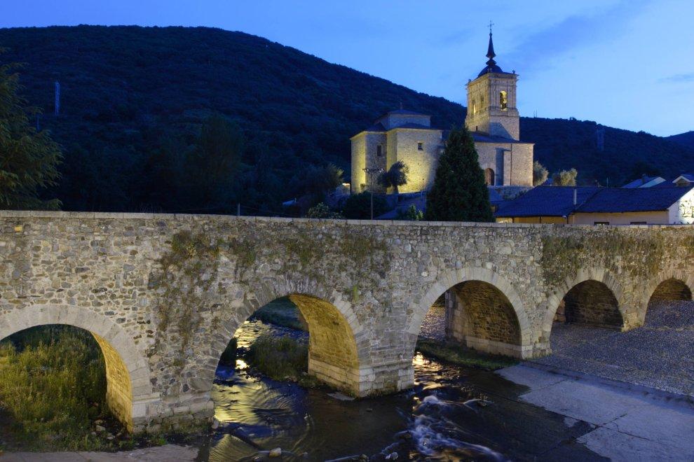 Puente medieval de Molinaseca sobre el río Meruelo en León