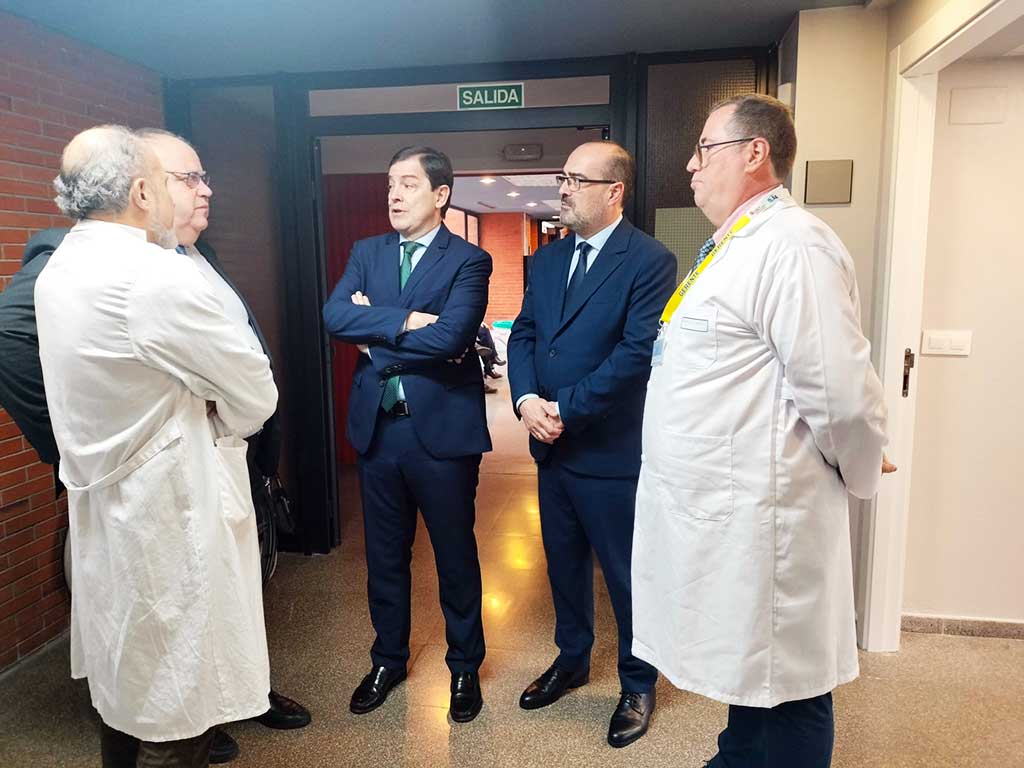 Marco Morala y otros en la visita al Hospital El Bierzo