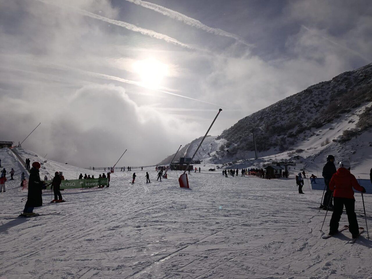 Esquiadores disfrutando de la nieve en Valle Laciana-Leitariegos