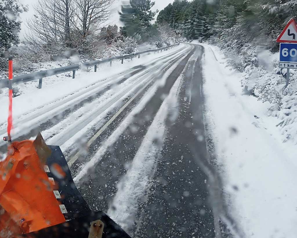 Carretera nevada en Castilla y León con quitanieves en acción