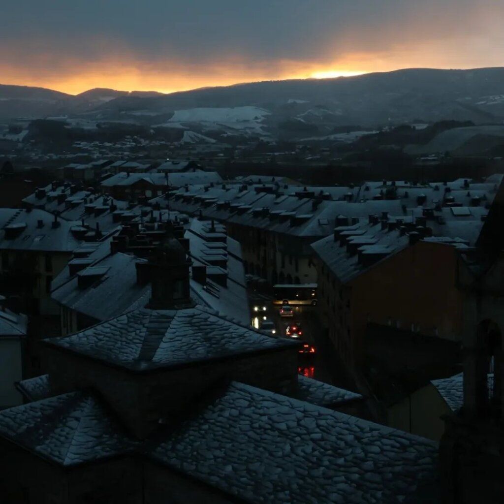 Amanecer invernal en Ponferrada con nieve cubriendo los tejados