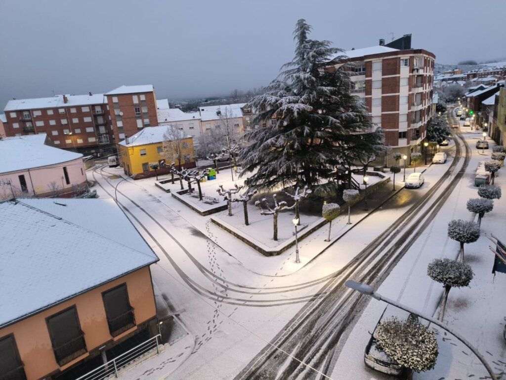 Vista de Bembibre cubierta de nieve en un día nublado