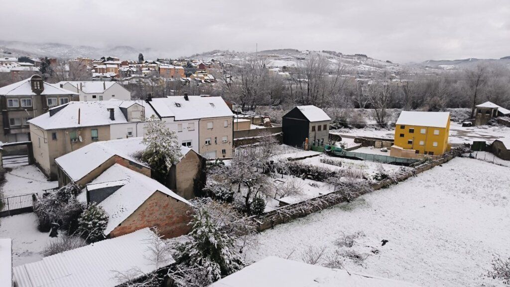 Vista de casas cubiertas de nieve en Bembibre