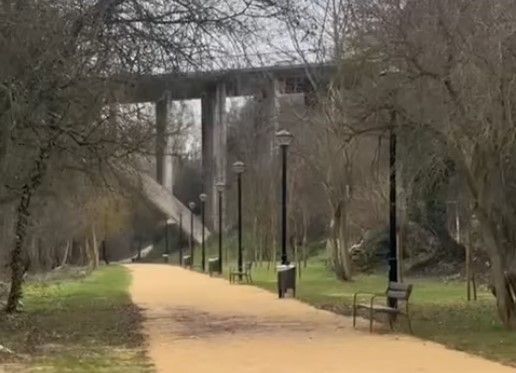 Nuevo paseo en la margen izquierda del río Sil con iluminación y mobiliario urbano.