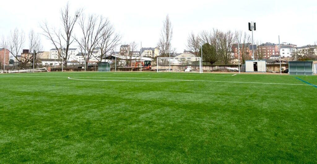 Vista del nuevo campo de fútbol 11 con césped artificial en Ponferrada