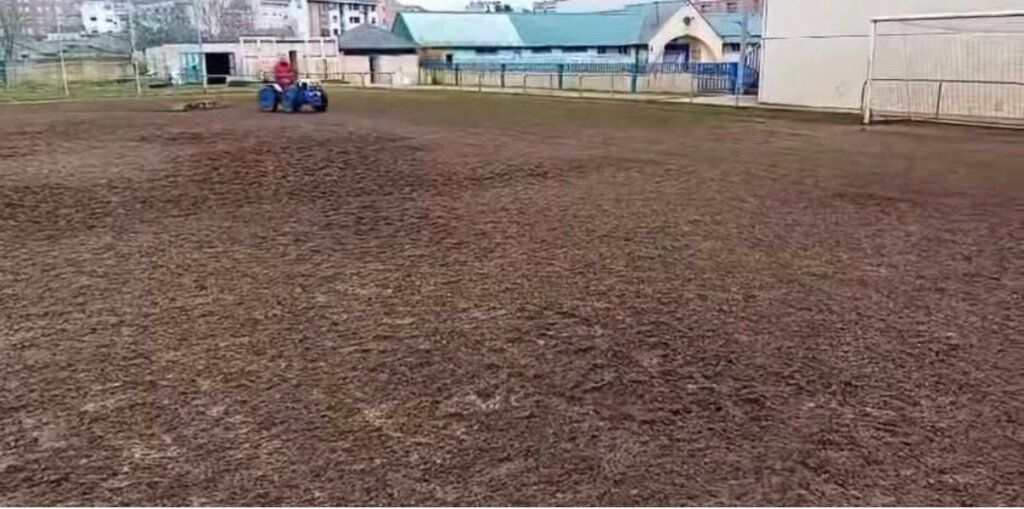 Campo de fútbol 11 en Ponferrada con césped artificial y maquinaria