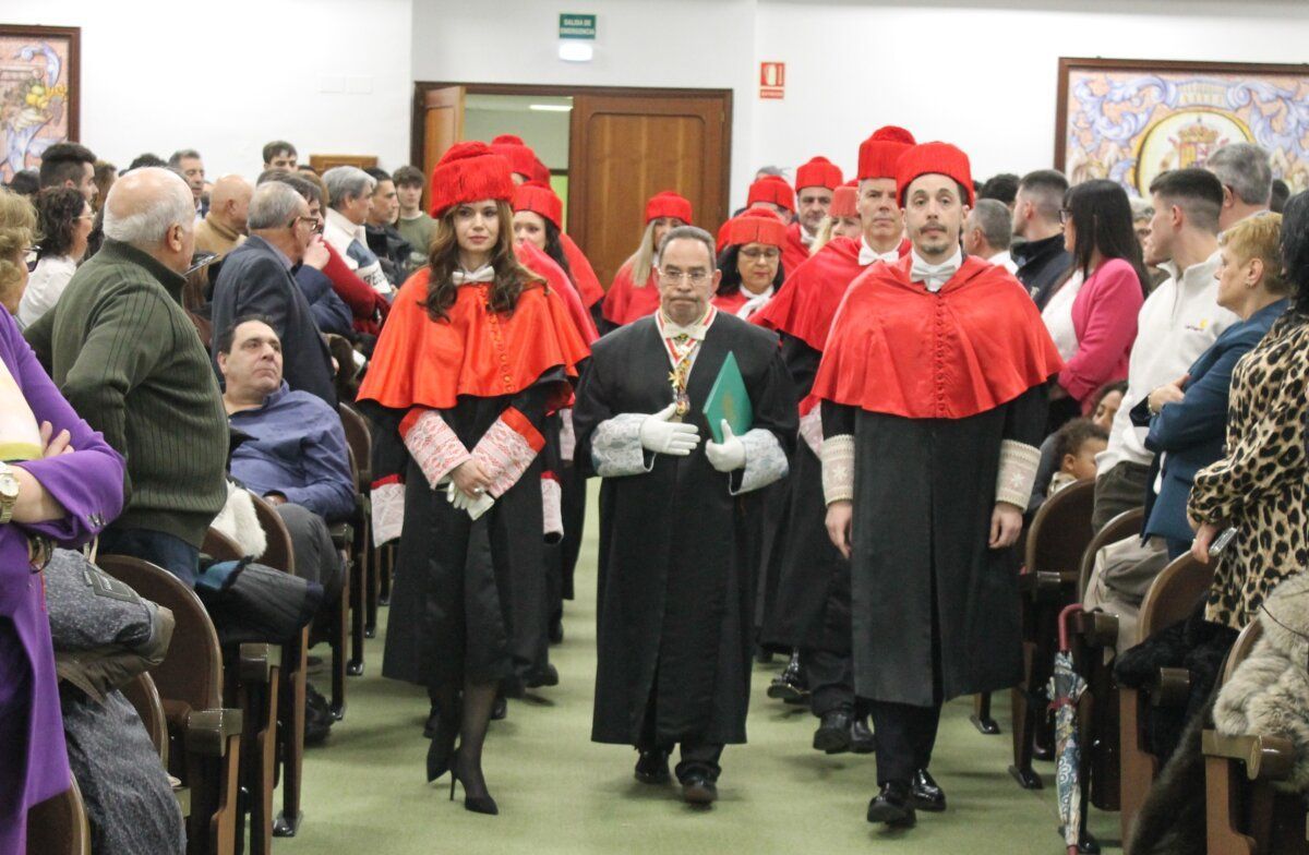 Nuevos graduados de Derecho en ceremonia con togas y birretes rojos