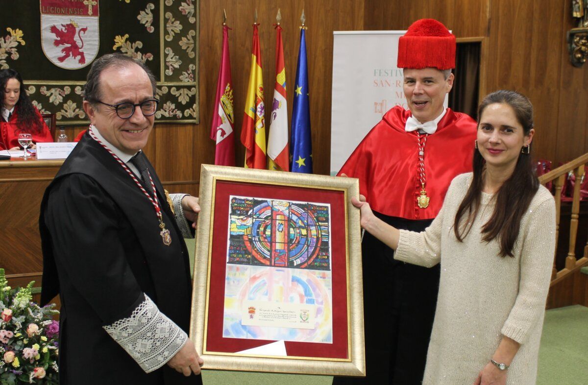 Graduación de nuevos licenciados en Derecho de la ULE con entrega de premios.