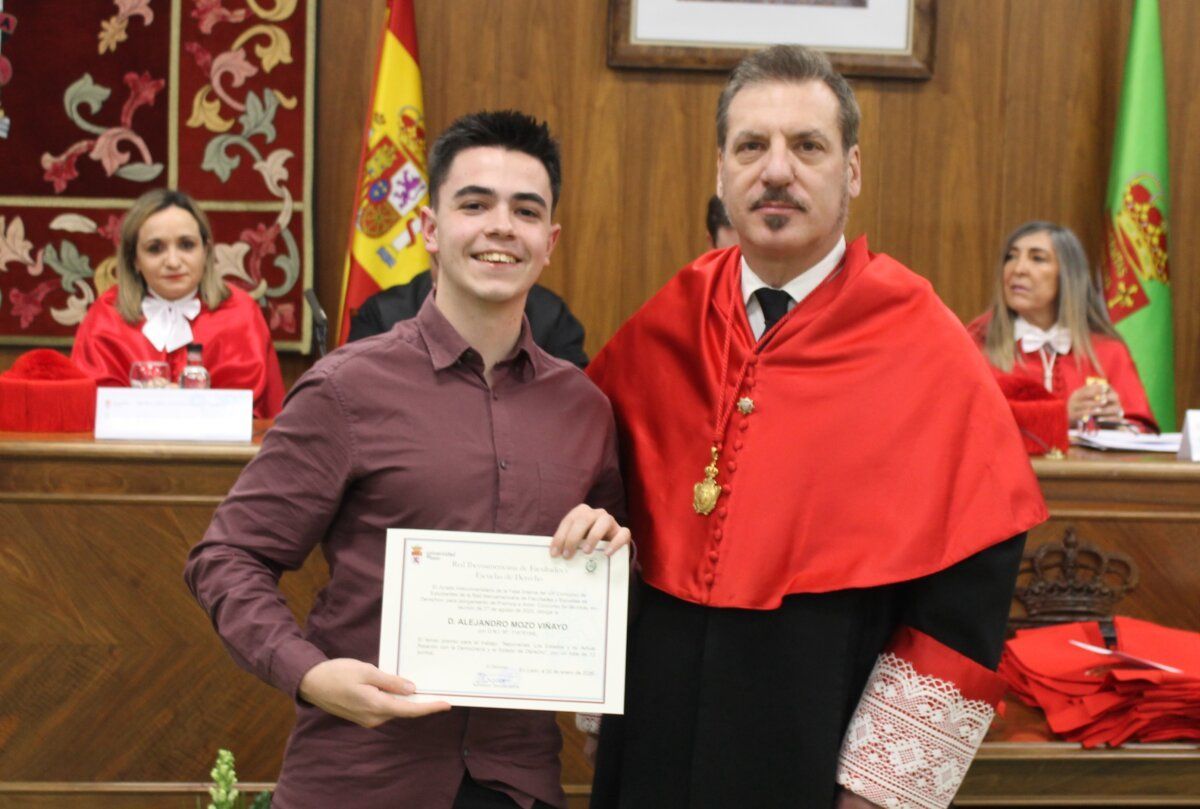 Nuevos graduados de Derecho de la ULE recibiendo sus diplomas en ceremonia