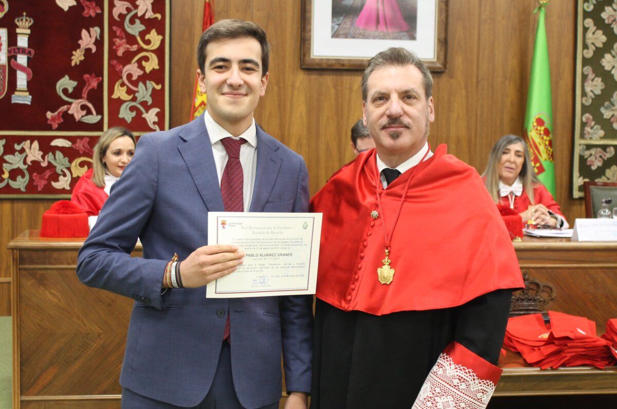 Nuevos graduados de Derecho de la ULE recibiendo sus diplomas en ceremonia