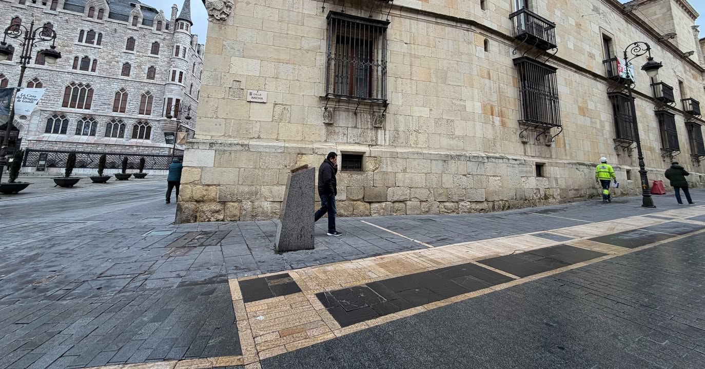Obras en la calle Ancha de León con personas caminando