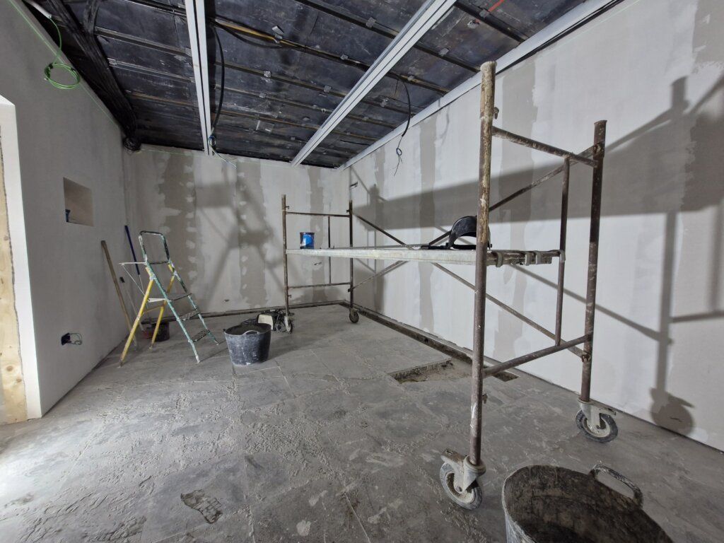 Interior en construcción de la nueva sala de Rayos X en Toreno