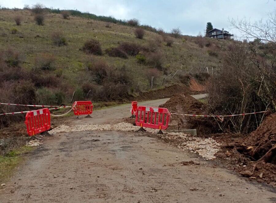 Carretera LE-5307 cortada con barreras de seguridad en Molinaseca