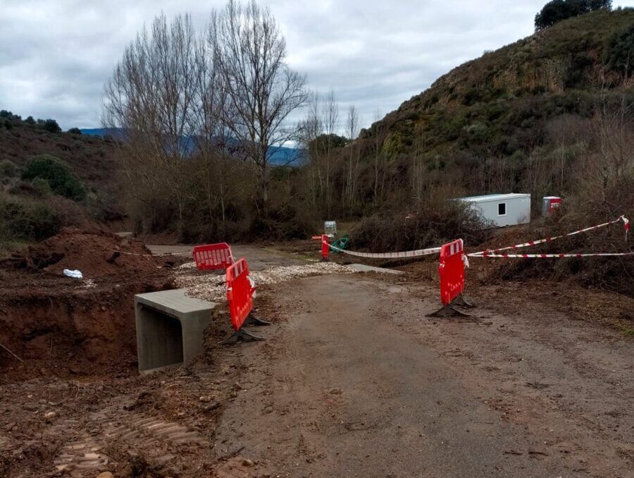 Obras paralizadas en la carretera LE-5307 entre Molinaseca y Onamio
