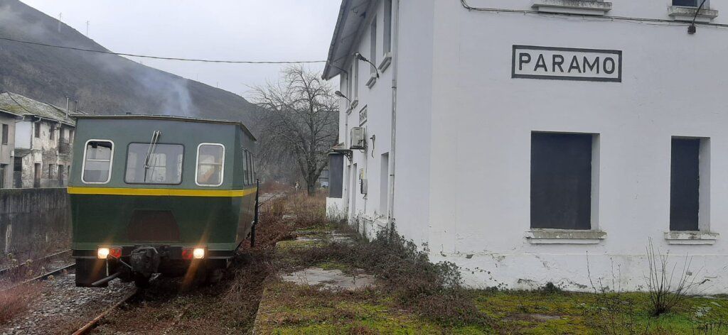Tren Ponfeblino llegando a la estación de Páramo del Sil