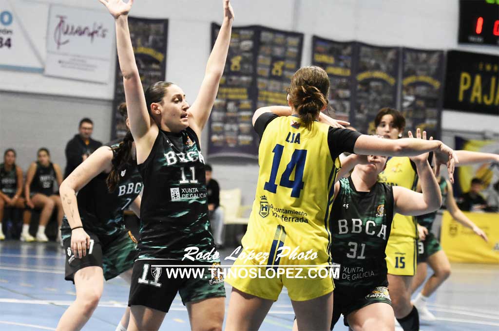 Jugadoras de baloncesto compitiendo en un partido emocionante