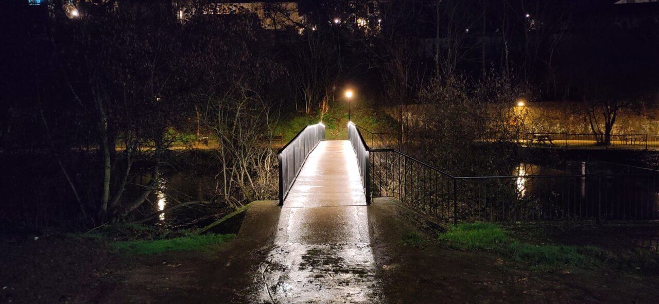 Puente iluminado sobre el río Sil en Ponferrada durante la noche