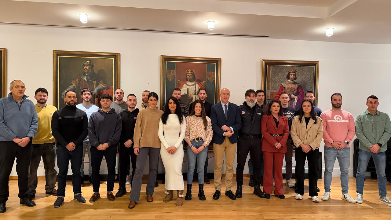 Grupo de nuevos agentes de la Policía Local de León en ceremonia de incorporación