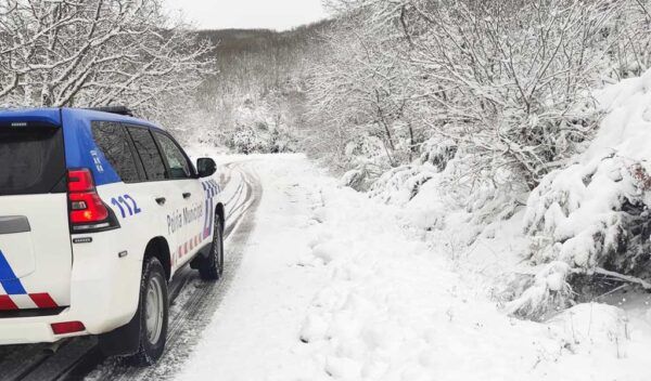 Vehículo de policía municipal en un paisaje nevado en Morredero