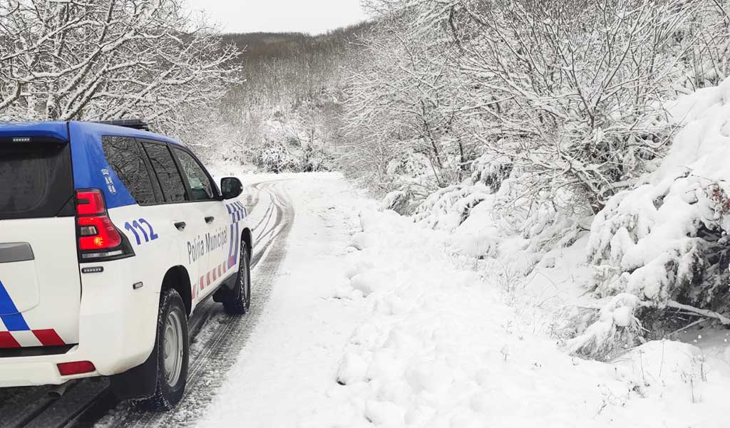 Vehículo de policía municipal en un paisaje nevado en Morredero