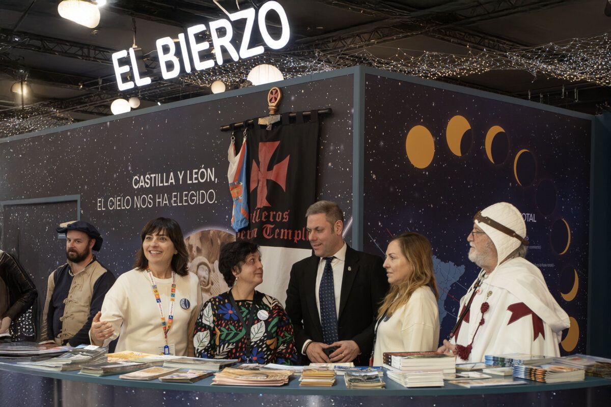 Stand de Ponferrada en FITUR con representantes y material promocional
