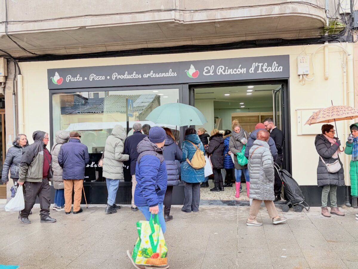 Personas haciendo fila en una tienda de productos artesanales en Ponferrada