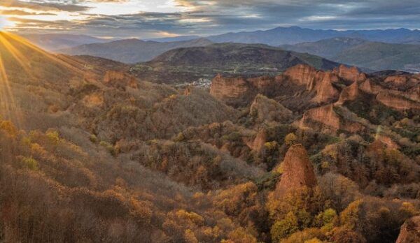Paisaje de Las Médulas al amanecer tras los incendios.
