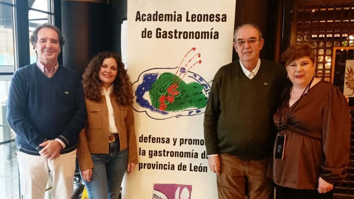 Presentación del LII Festival Internacional del Botillo en León con asistentes y banner
