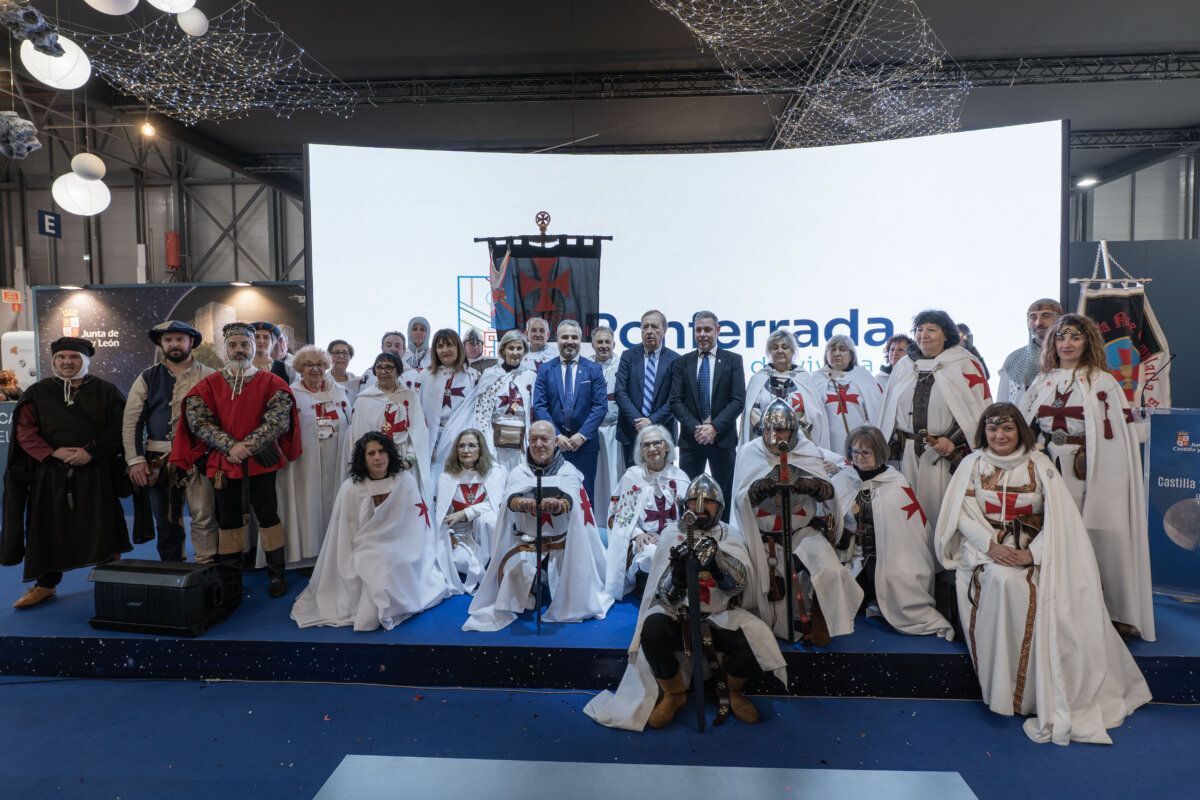 Grupo de personas en vestimenta tradicional en la presentación de Ponferrada en FITUR