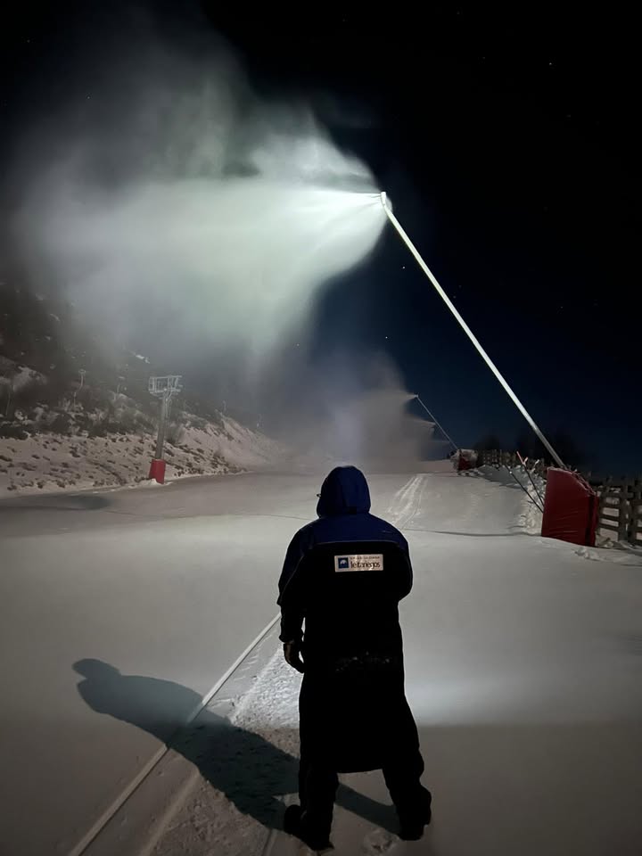Trabajador produciendo nieve en Valle Laciana durante la noche