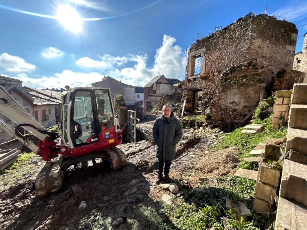 Obra de construcción en la calle Gil y Carrasco con excavadora y ruinas