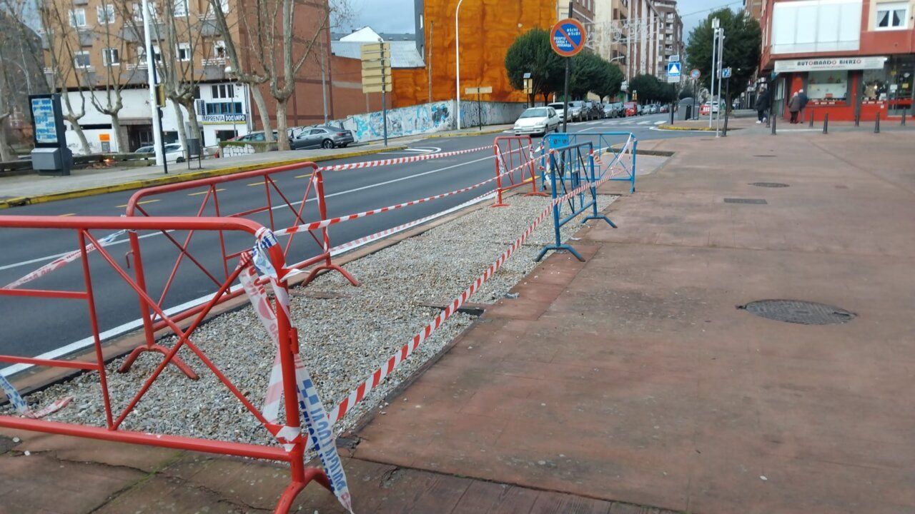 Espacios vallados con grava y señalización en la calle