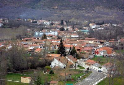 Vista panorámica de La Vecilla con casas y montañas al fondo