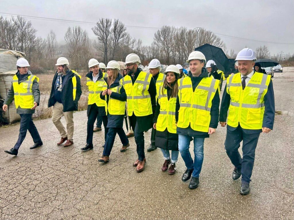 Miembros del PSOE de León visitan el proyecto La Robla Green con chalecos amarillos