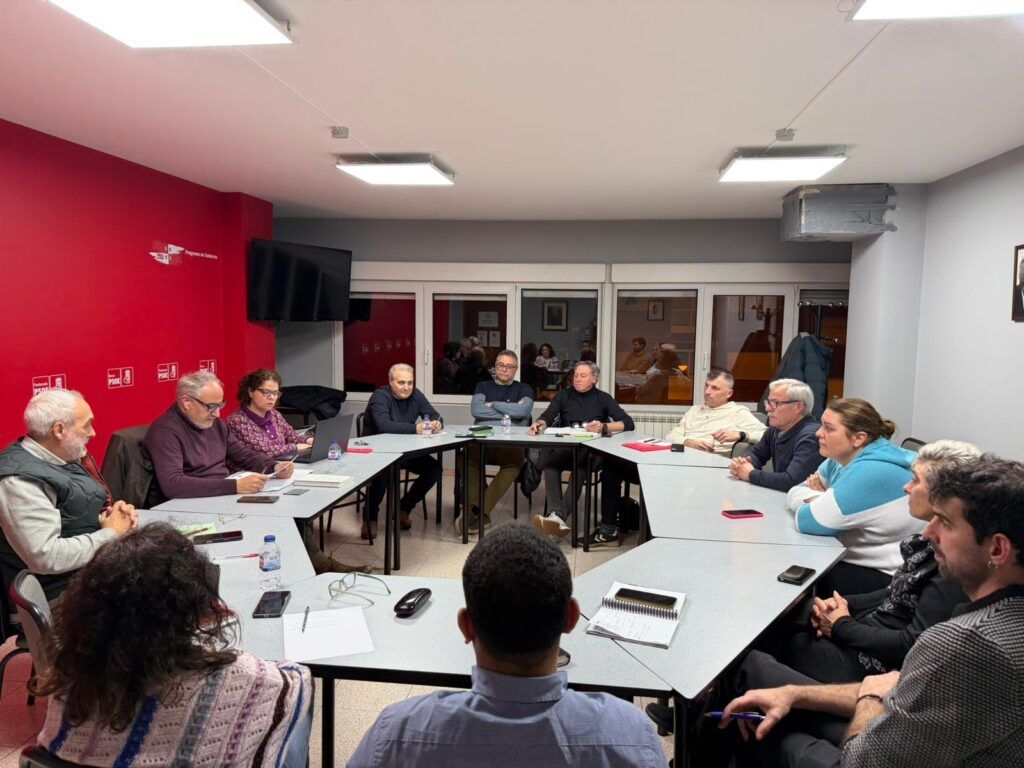 Reunión del PSOE de Ponferrada con miembros discutiendo temas de vivienda