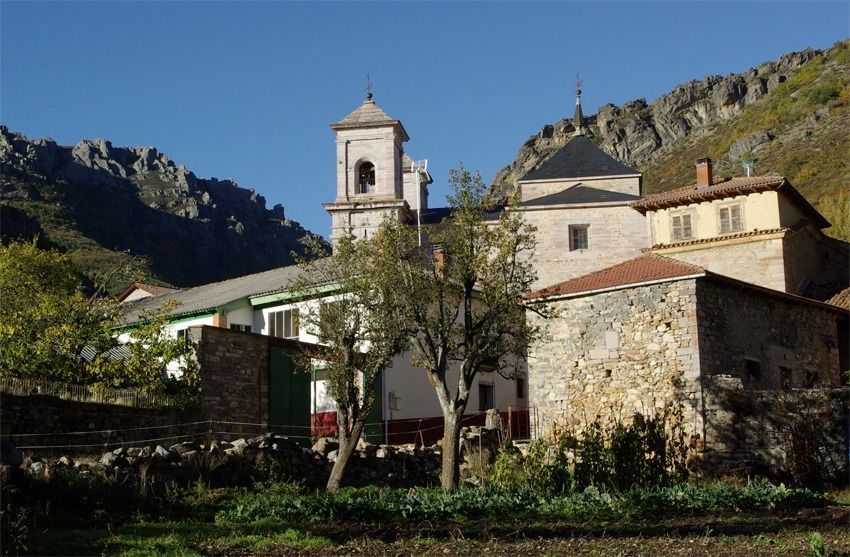 Vista de un pueblo en León con montañas al fondo