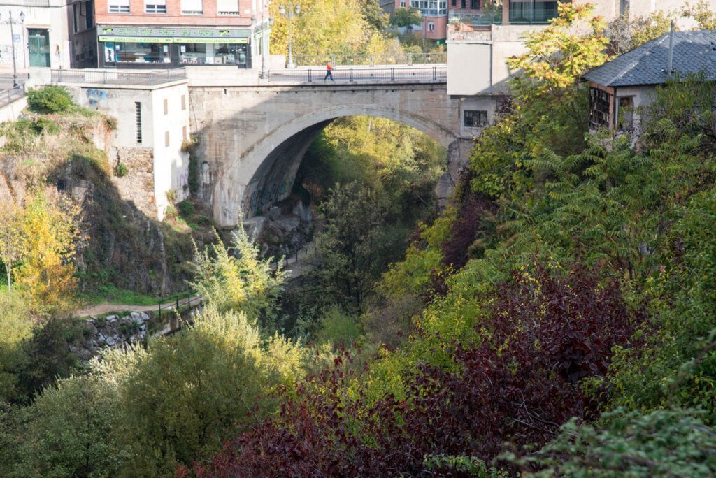 Vista del Puente de la Puebla sobre el río Sil en Ponferrada