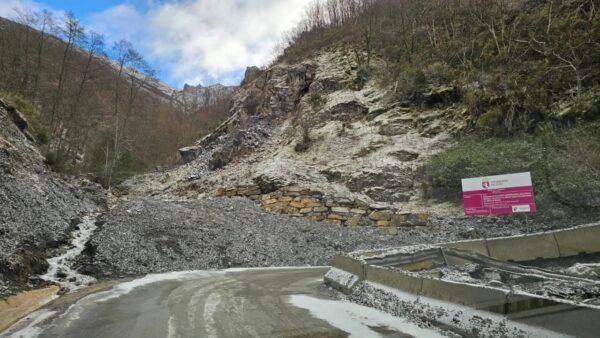 Vista de la carretera de Peñalba bloqueada por deslizamiento de tierra.