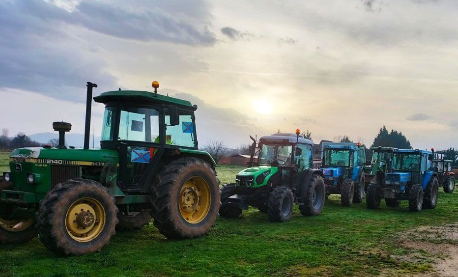 Agricultores protestando con tractores en un campo