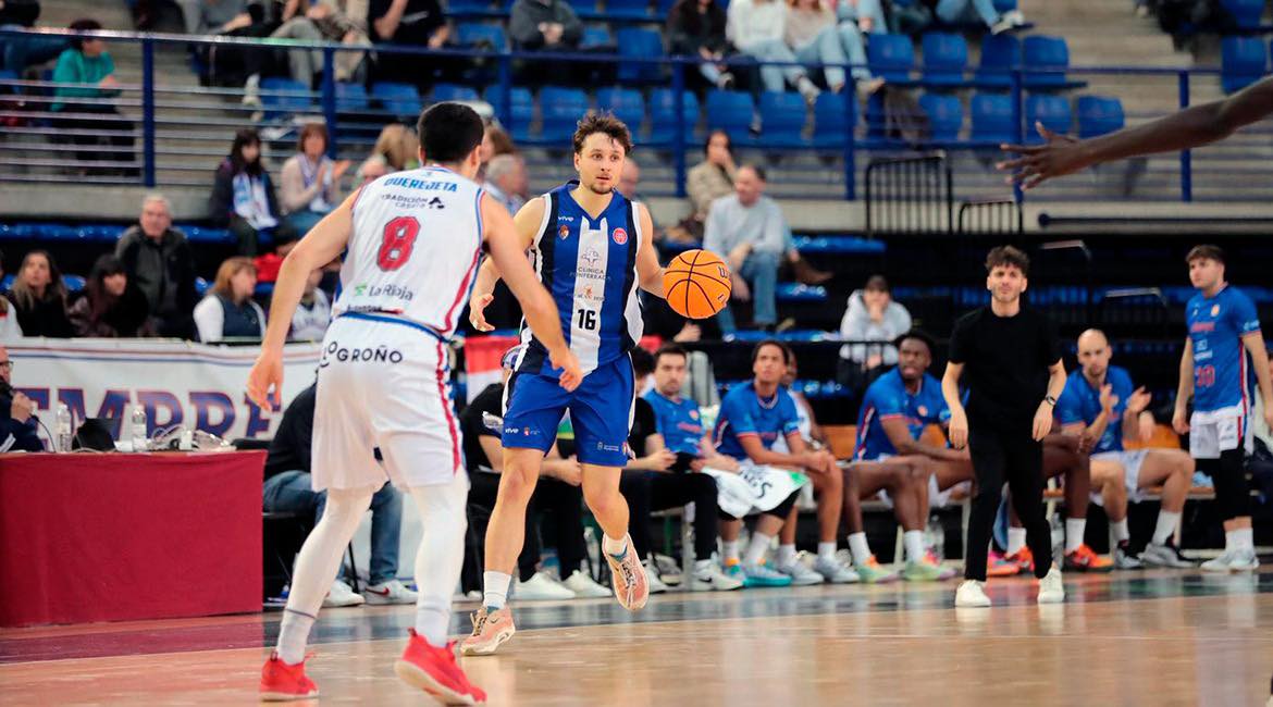 Jugador del Reina Proteínas Clavijo en un partido de baloncesto