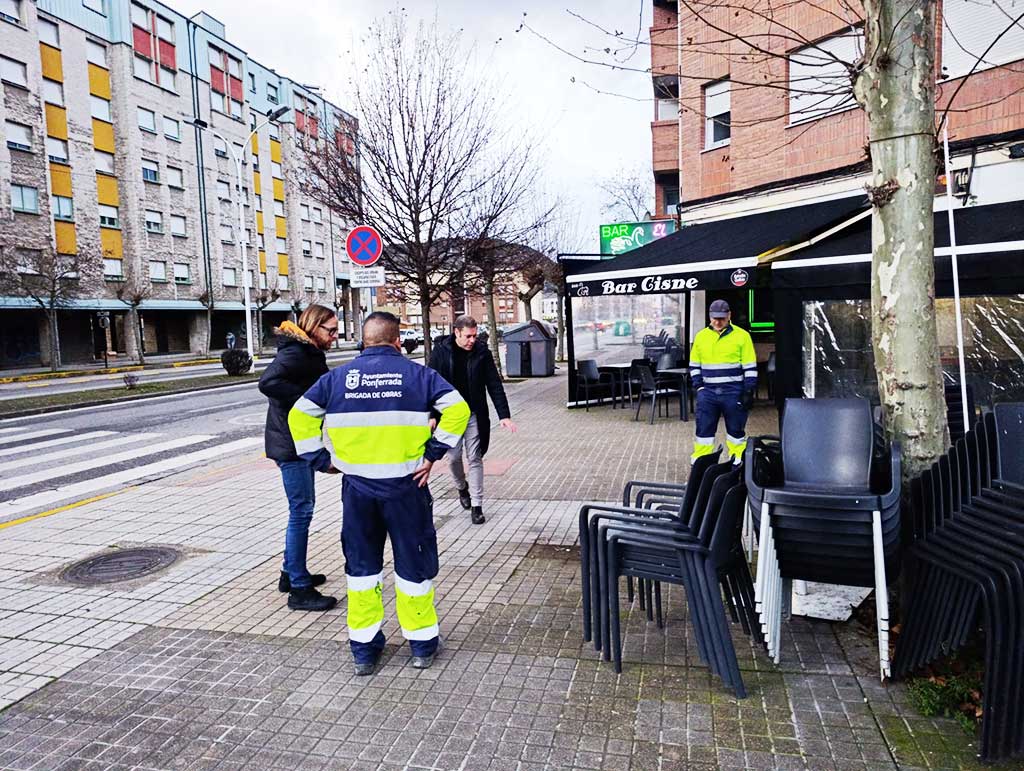 Trabajadores de la brigada de obras en la plaza Lutero King