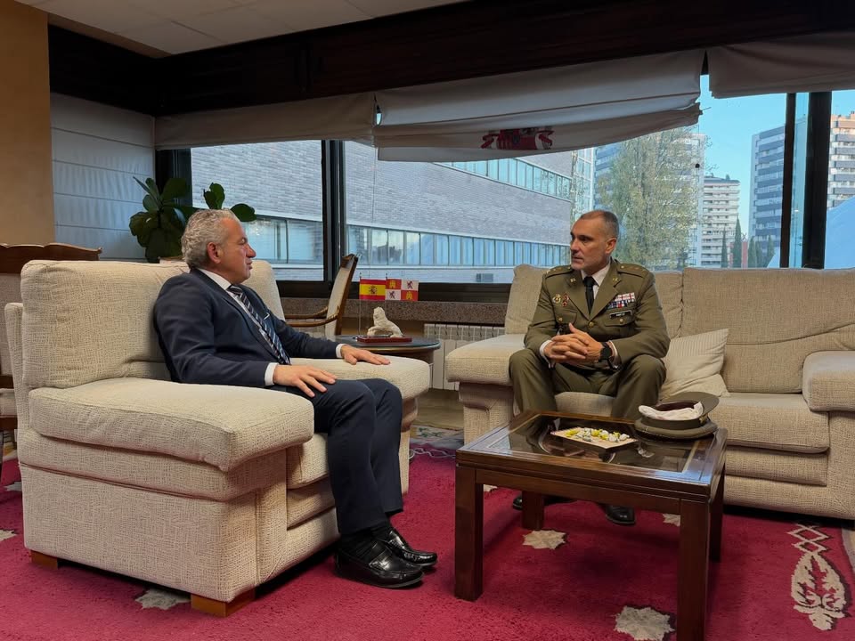 Nicanor Sen y coronel Juan Carlos Moreno en reunión institucional