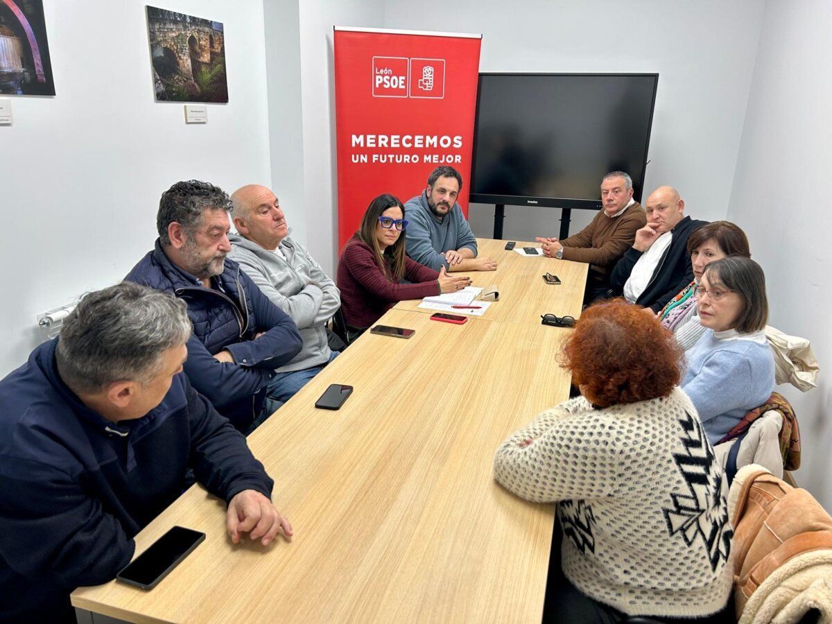 Reunión del PSOE en Sahagún con comunidad educativa