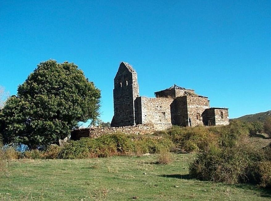 Ruinas de Santa Lucía en un paisaje natural y despejado