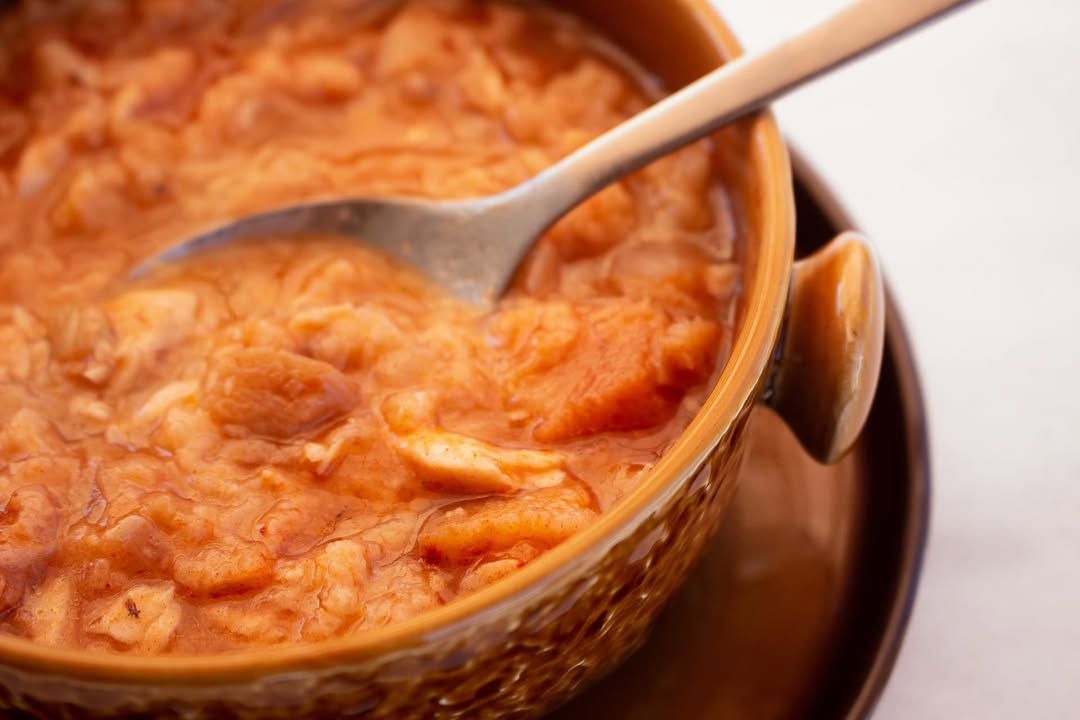 Plato típico de la gastronomía leonesa en un recipiente