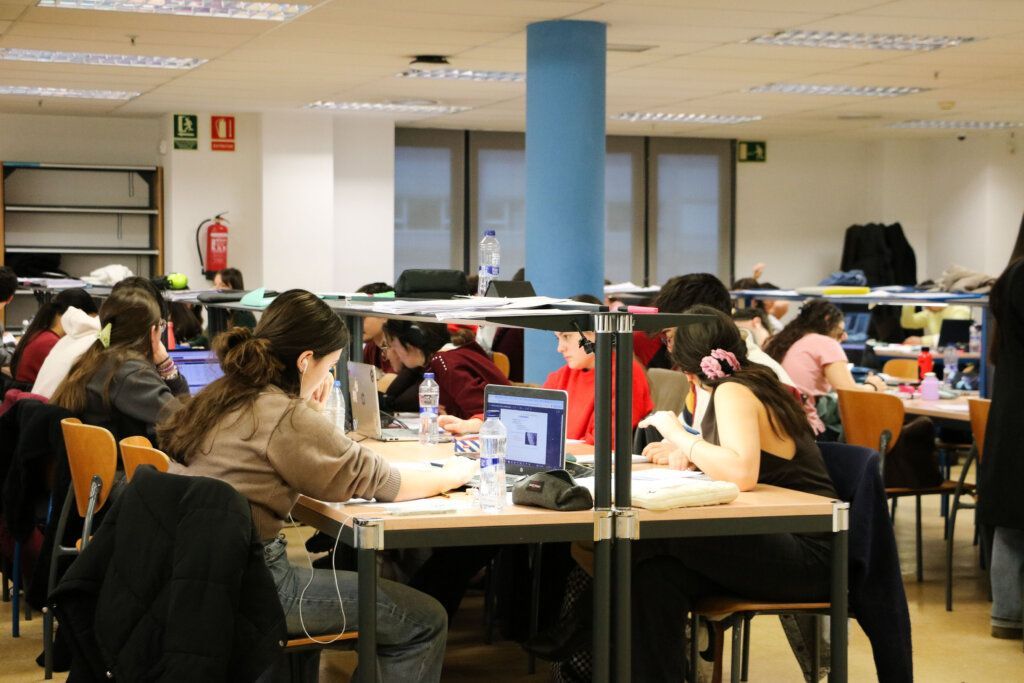 Estudiantes en una sala de estudio durante el periodo de exámenes en la Universidad de León.