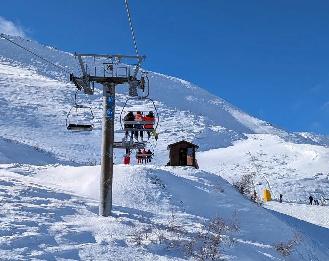 Esquiadores en telesilla en San Isidro y Valle Laciana