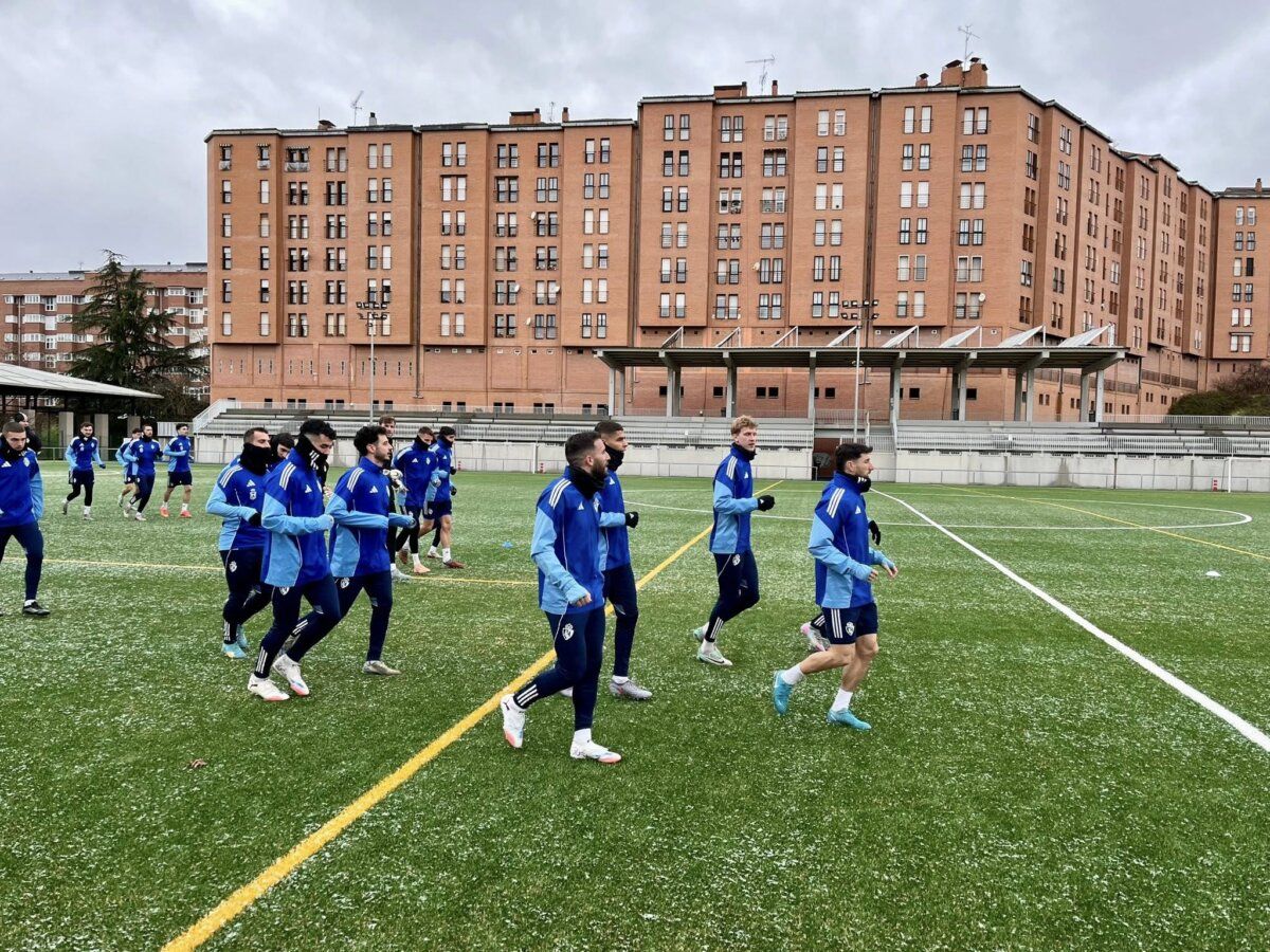Jugadores de la SD Ponferradina entrenando en el campo Manolo Peña