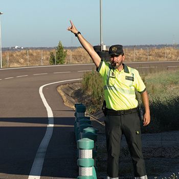 Agente de tráfico señalizando con un gesto en la carretera